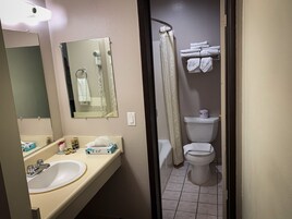 Comfort Room, 1 King Bed | Bathroom | Combined shower/tub, towels