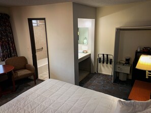Comfort Room, 1 Queen Bed | Desk, iron/ironing board, free WiFi, bed sheets - Ventura Grand Inn (Mammoth Lakes)