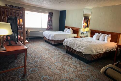 Mountain view 2 Queen Bedroom | Desk, iron/ironing board, free WiFi, bed sheets