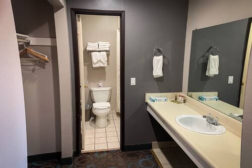 Mountain view 2 Queen Bedroom | Bathroom | Combined shower/tub, towels