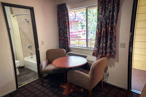 Comfort Room, 1 King Bed | Living area | Flat-screen TV