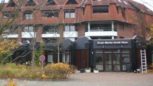 Un edificio con un estilo arquitectónico distintivo, que presenta una entrada destacada y un cartel que dice "Ernst-Moritz-Arndt-Haus".