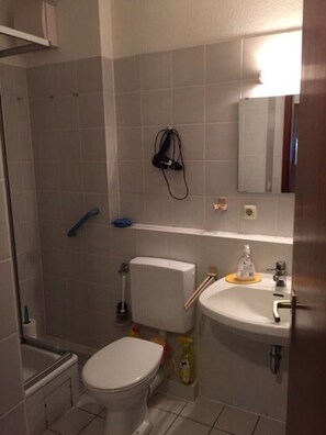 Basic Studio | Bathroom | Shower, towels, soap, toilet paper - Appartment am Hafen (Lübeck)