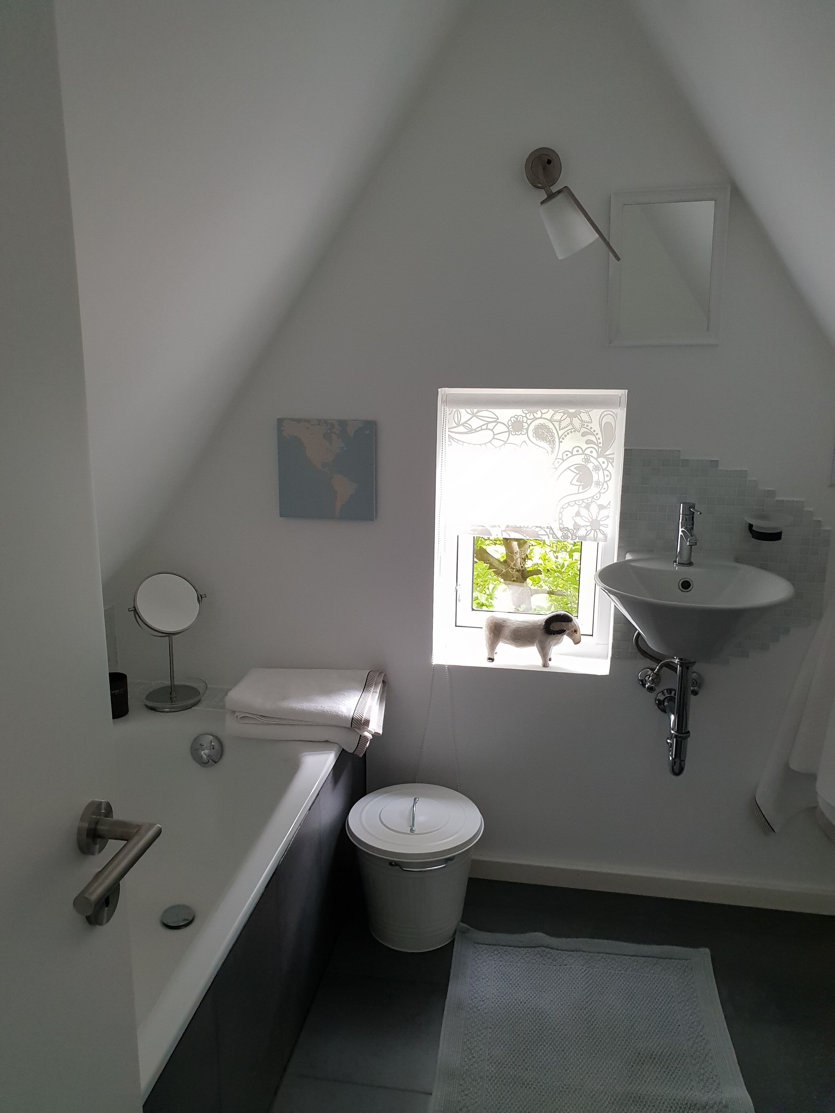 Baignoire, serviettes fournies, savon, papier toilette