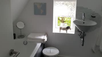 Baignoire, serviettes fournies, savon, papier toilette