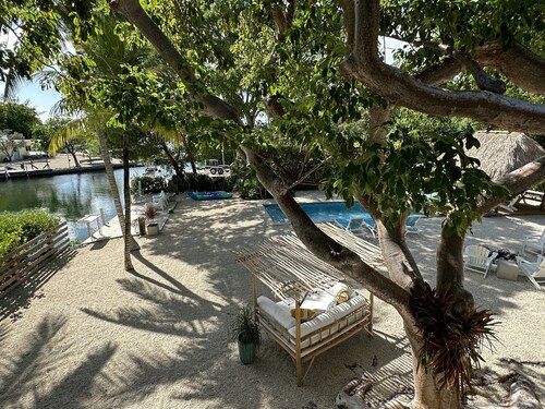 7 Bedroom with Dockage, Pool, Firepit, Paddle Boards & Kayaks 