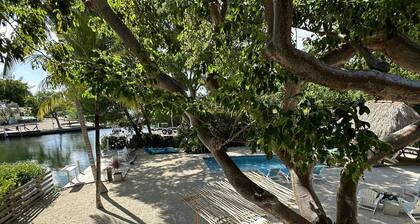 7 Bedroom with Dockage, Pool, Firepit, Paddle Boards & Kayaks