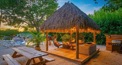 7 Bedroom with Dockage, Pool, Firepit, Paddle Boards & Kayaks