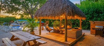 7 Bedroom with Dockage, Pool, Firepit, Paddle Boards & Kayaks