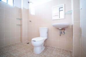 Quarto standard (1 Double Bed) | Banheiro | Chuveiro, produtos de toalete grátis, toalhas de banho