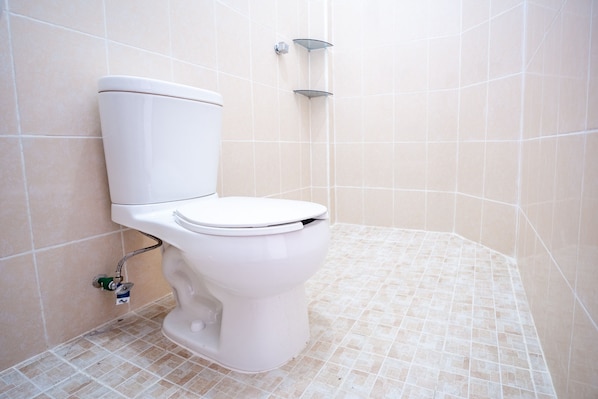 Quarto standard (2 Double Beds) | Banheiro | Chuveiro, produtos de toalete grátis, toalhas de banho