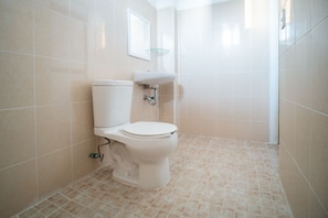 Quarto standard (1 Double Bed) | Banheiro | Chuveiro, produtos de toalete grátis, toalhas de banho