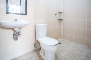Quarto standard (1 Double Bed) | Banheiro | Chuveiro, produtos de toalete grátis, toalhas de banho