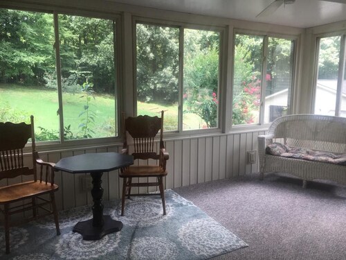 Peaceful Vintage Library Getaway near Town