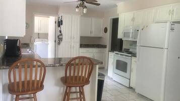 Frigorífic, microones, forn i placa de cuina