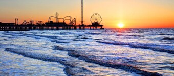 1Block to Beach|$200 Free Activities Daily|Near Pleasure Pier/Restaurants/Park/Dog Park|Pet Friendly