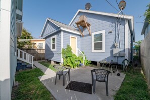 Terrace/patio - 1Block to Beach|$200 Free Activities Daily|Near Pleasure Pier/Restaurants/Park/Dog Park|Pet Friendly (Galveston)