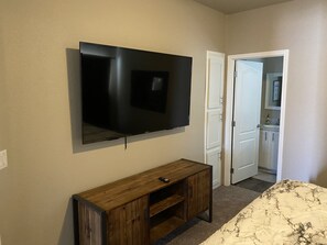 3 bedrooms, memory foam beds, WiFi, bed sheets - —BRAND NEW HOME--BEAUTIFUL RIVER VIEWS, LOTS OF PARKING (Parker)