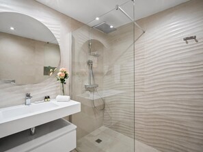 Baignoire, séchoir à cheveux, serviettes fournies