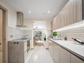 Een koelkast, een microgolfoven, een oven, een vaatwasser