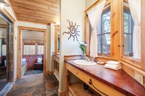 Shower, jetted bath, hair dryer, towels - Upper Hollow Pines Cottage-Walking Distance to Sundance Resort (Sundance)