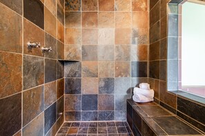 Ducha, bañera de hidromasaje, secador de pelo, toallas