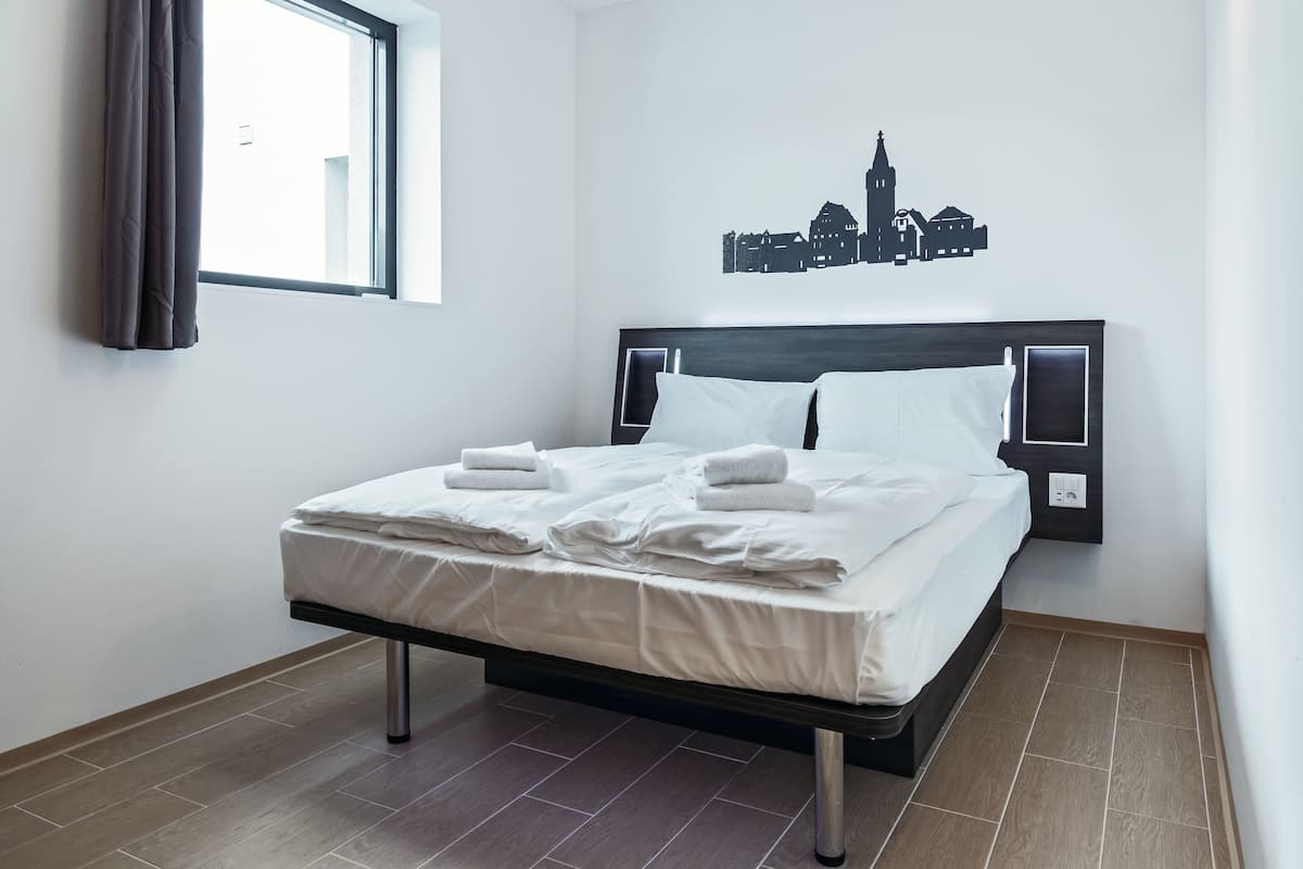Soundproofing, free WiFi, bed sheets