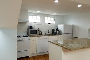 Dishwasher - Sunny Williamsburg 2bdr with 3 beds. Great location and 15 minutes to Union Sq. (Brooklyn)