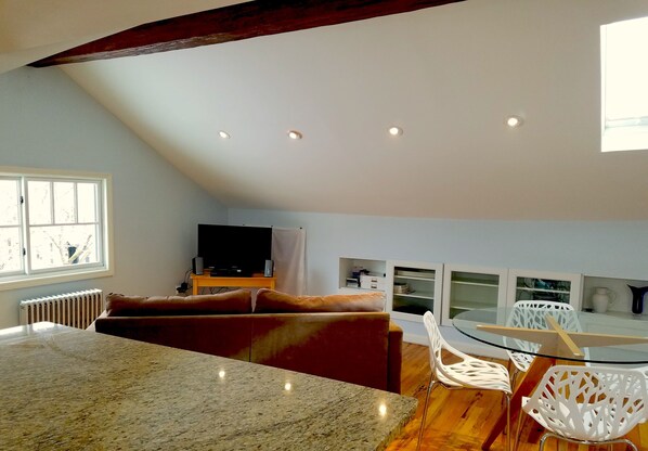 TV - Sunny Williamsburg 2bdr with 3 beds. Great location and 15 minutes to Union Sq. (Brooklyn)