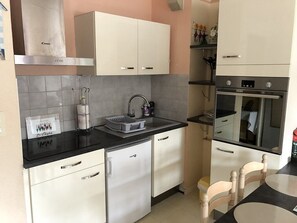 ثلاجة، ميكروويف، فرن، محمصة خبز