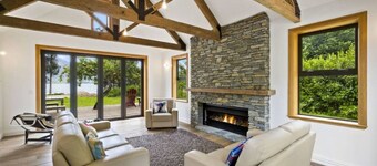 Lakeside Bliss Homestead with outdoor spa