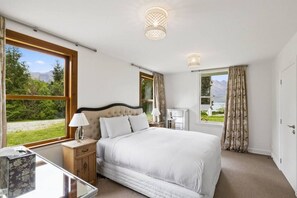 6 makuuhuonetta, työpöytä, silitysrauta/-lauta, vauvan matkasänky