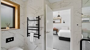 6 slaapkamers, een strijkplank/strijkijzer, wifi, beddengoed