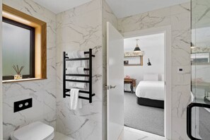 6 bedrooms, desk, iron/ironing board, travel crib