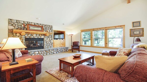 House, Multiple Beds, Hot Tub | Living room | TV, fireplace
