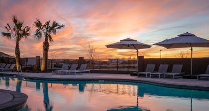 Large Luxury Townhouse | Huge Pool/Spa | 24 Guest