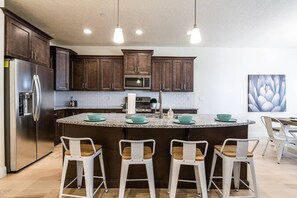 Frigorifero, microonde, forno, piano cottura