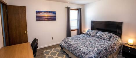 3 chambres, bureau, fer et planche à repasser, accès au Wi-Fi (inclus)