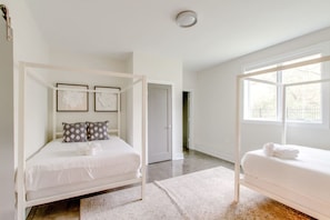 4 bedrooms, desk, iron/ironing board, travel crib