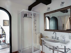 House | Bathroom | Bathtub, towels - Beautiful Apartment in Beautiful Hamlet Attractive Decor and Communal Pool (Aci Catena)