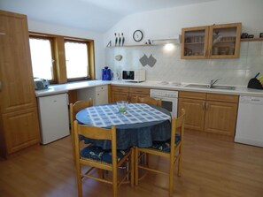Mikrowelle, Ofen, Geschirrspüler, Hochstuhl