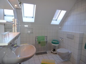 Apartment | Badezimmer | Dusche, Handtücher