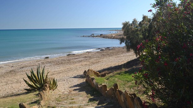 A coastal landscape with a rocky beach, a clear sky, and a view of the sea. - Lush Holiday Home in Sciacca near Golf Course (Sciacca)