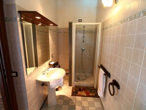 House | Bathroom - Belvilla by OYO Farmhouse in Bagnoregio With Pool (Bagnoregio)