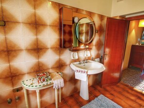 House | Bathroom | Combined shower/tub, towels