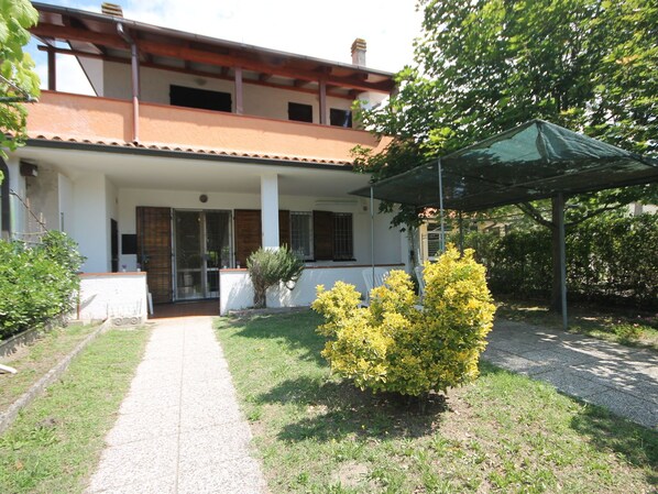 House | Exterior - Spacious House near Beach with Private Garden & Interior Car Park (Comacchio)