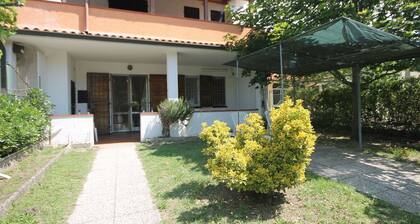 Spacious House near Beach with Private Garden & Interior Car Park