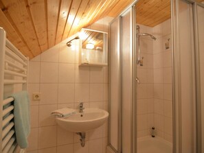 Bathroom - Holiday Home With Lawn in Reinhardtsdorf-schona (Reinhardtsdorf-Schoena)