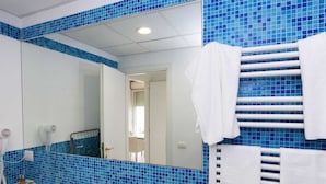 Casa | Baño | Regadera, secadora de cabello, toallas 