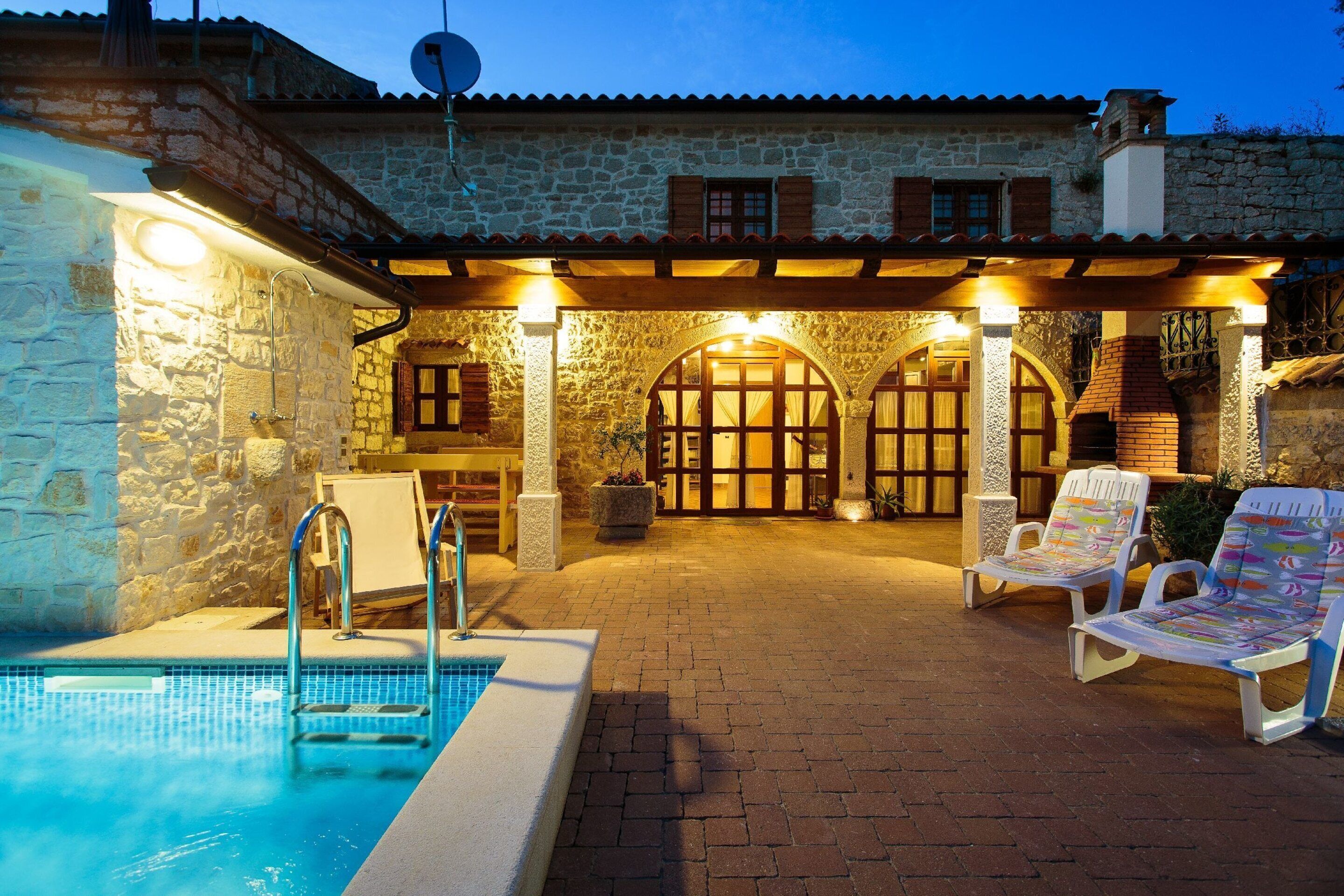 Casa | Piscina | Una piscina cubierta, una piscina al aire libre